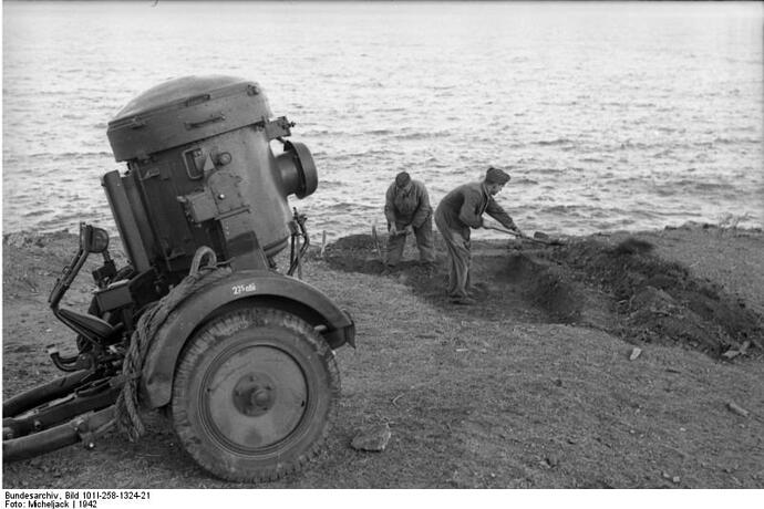 Bundesarchiv_Bild_101I-258-1324-21,_Südfrankreich,_Flak-Stellung_an_Küste