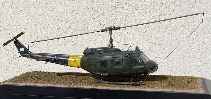 Bell UH-1H (40)