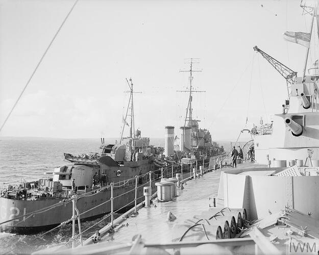 HMS_Punjabi 03-Kent_with_superstructure_and_HMS_Punjabi_refuelling_October_1941