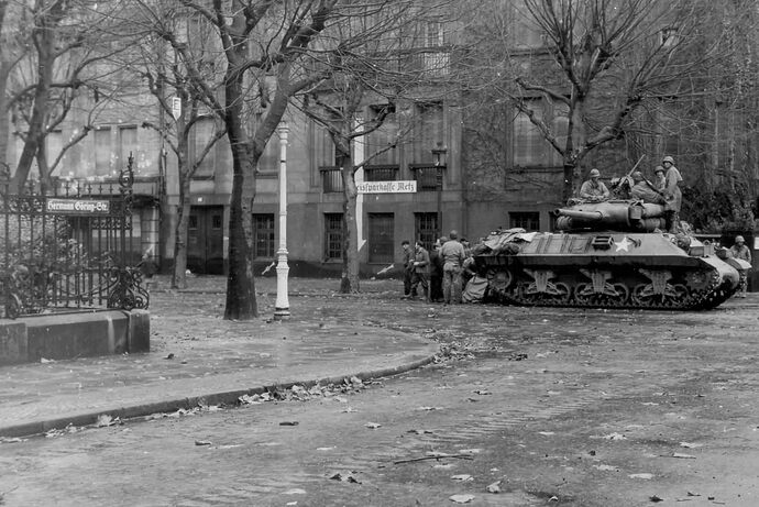 M36_Jackson_in_the_streets_of_Metz_November_21_1944