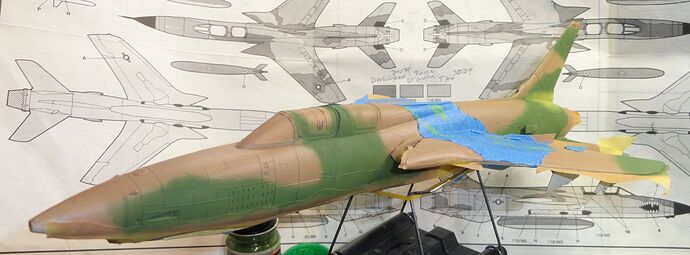Airfix 1-72 F-105G port green and tan small
