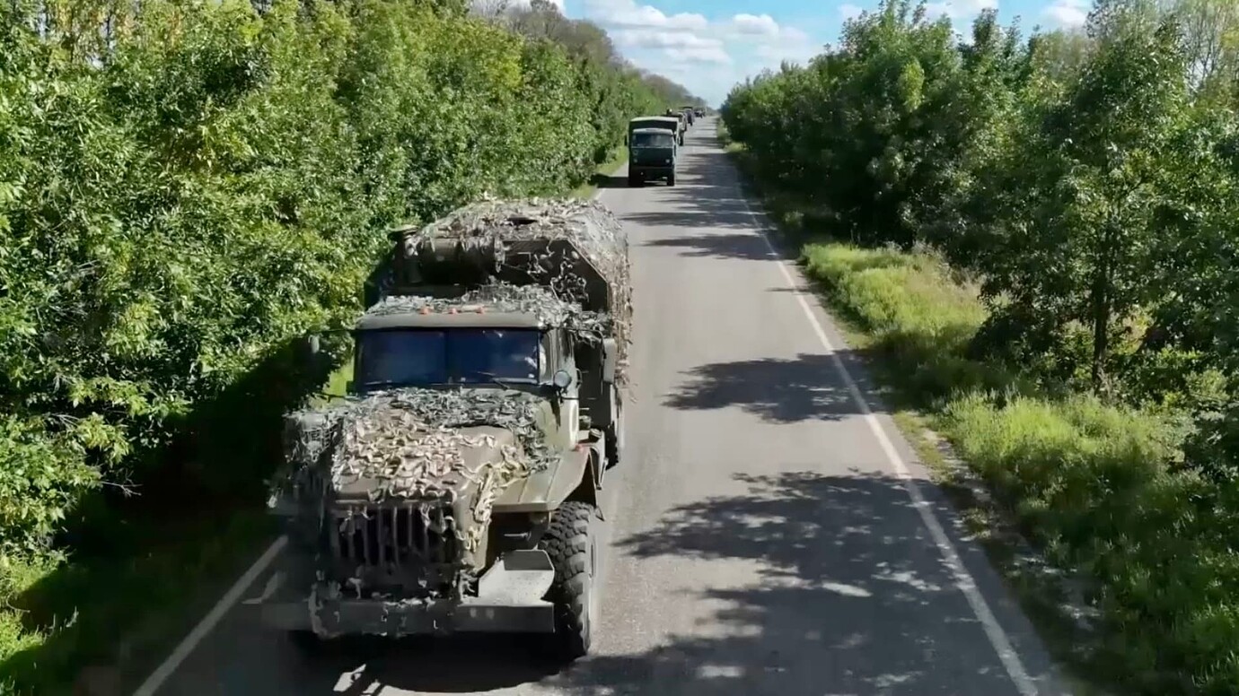 Купянск последние. Военный Урал. Военная колонна. Колонна военной техники. Военные Грузовики России.