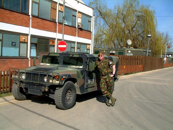 00444 Ik en Humvee
