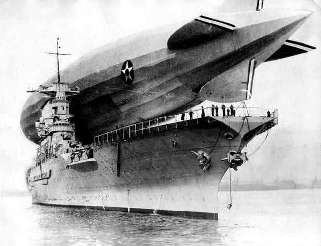 USS Los Angeles airship lands on USS Saratoga, January 1928