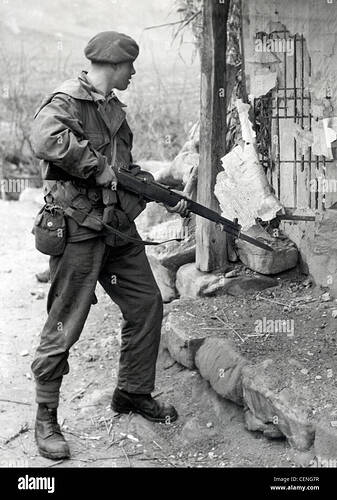 royal-marine-commando-in-action-in-the-korean-war-armed-with-an-american-ceng7r