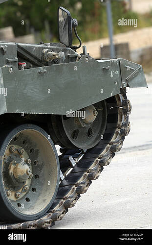 british-tank-track-detail-of-a-challenger-tank-at-bovington-military-EXY2MX