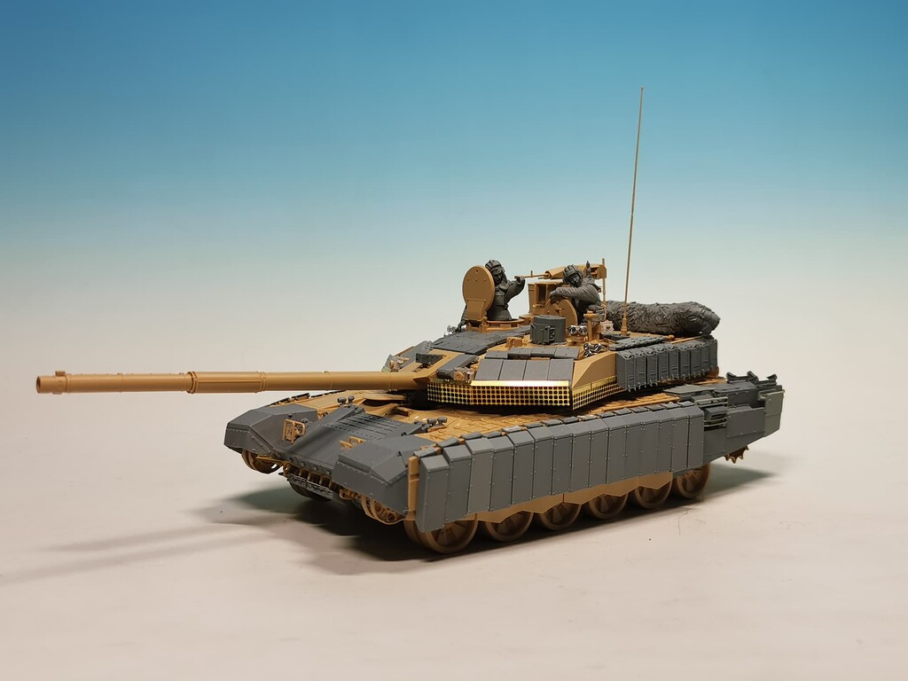 Russia´s pry bar: T-90M Proryv 3 Model 2023 with add-on armor and