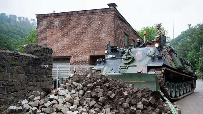26540094-soldaten-bundeswehr-panzer-dachs-aufraeumarbeiten-schwere-unwetterschaeden-hagen-ueberschwemmung-hochwasser-2tj3ErMEpPa7
