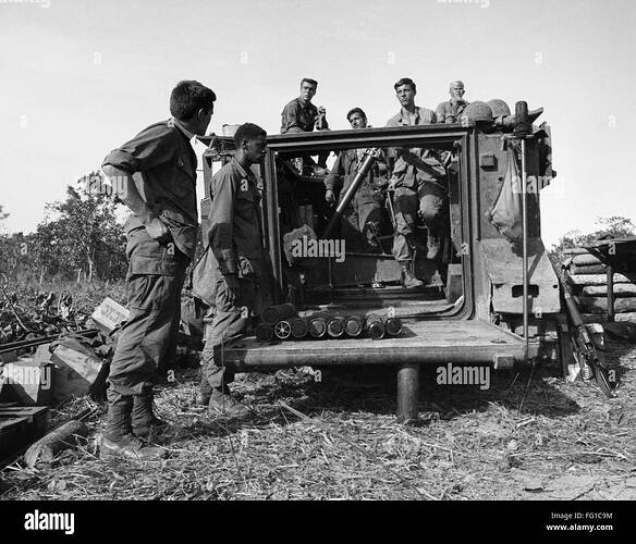 vietnam-war-1969-namerican-soldiers-of-the-2nd-battalion-8th-infantry-FG1C9M