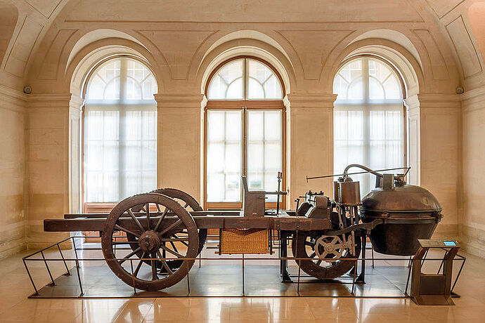800px-Joseph_Cugnot's_1770_Fardier_à_Vapeur,_Musée_des_arts_et_métiers,_Paris_2015
