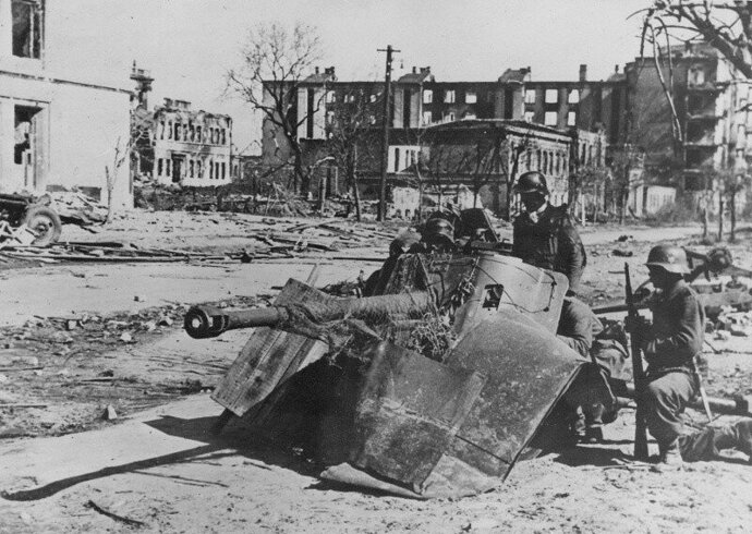 64-Расчет немецкого противотанкового орудия на улицах Сталинграда