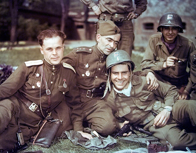 Советские офицеры и американские солдаты во время встречи на Эльбе в апреле 1945 года