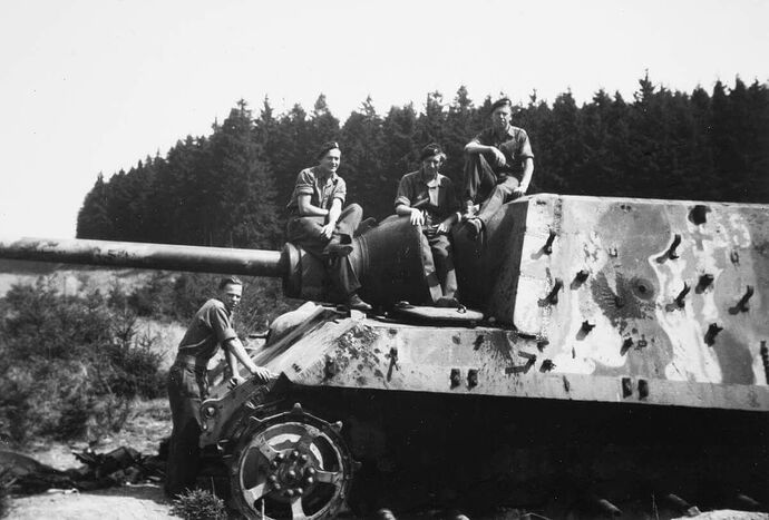 Jagdtiger, 3rd co, 512,  St Andreasberg, soldiers on barrel 2