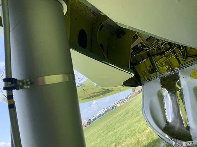 Mustang gear bay10.HEIC