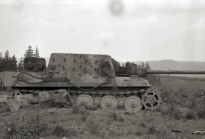 Jagdtiger, 3rd co, 512,  St Andreasberg, side