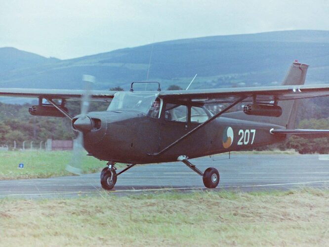 reims-cessna-fr.172-rocket-no.-207-irish-air-corps-12x37mm-matra-rocket-pods-taxiing-in-at-casement-aerodrome-baldonnel-circa-1980-e1570607392116