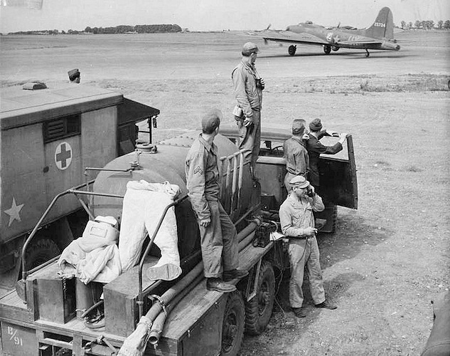 Ambulance_waiting_for_B-17_at_Alconbury.jpg.ba8e56aedf3adf0a33983167776153f5