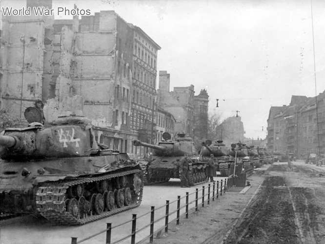 IS-2_berlin_44