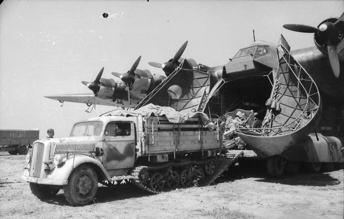 Bundesarchiv_Bild_101I-559-1085-07,_Italien,_Flugzeug_Me_323_Gigant,_Opel_"Maultier"