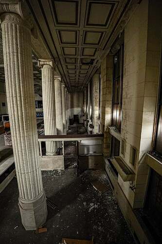 abandoned-bank-in-chicago-v0-mwuokpi8drje11