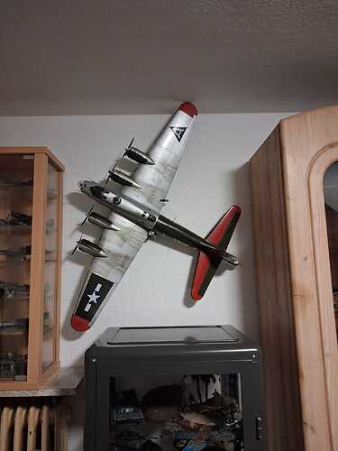 B-17 an der Wand