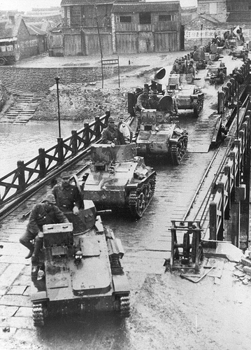 Type_94_tankette_column