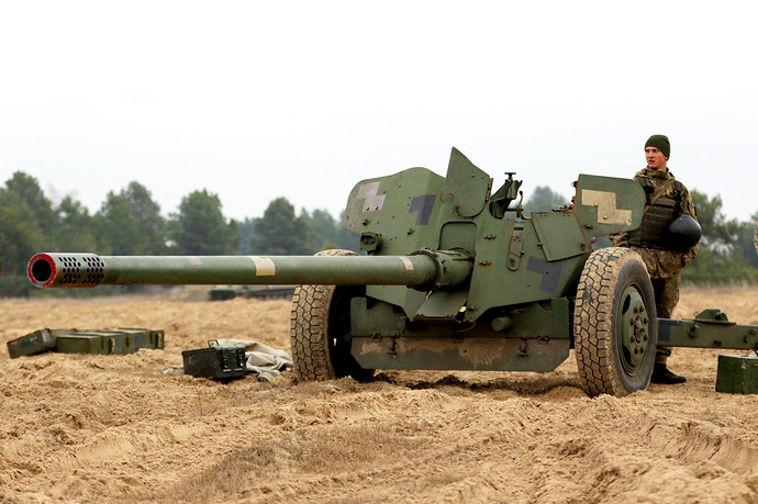 MT-12_100_mm_anti-tank_gun_in_Ukrainian_service