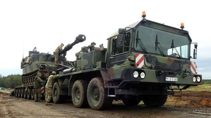 schwerlasttransporter-elefant-mit-panzerhaubitze