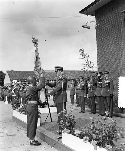 Prins_Bernhard_reikt_vaandel_uit_aan_regiment_Huzaren_van_Sytzama_te_Amersfoort.,_Bestanddeelnr_906-7148