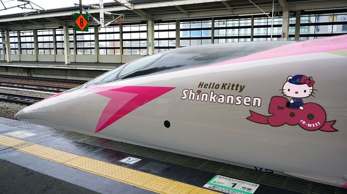hello-kitty-shinkansen-11