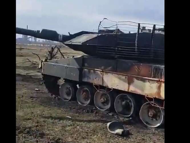 34050956-ein-zerstoerter-leopard-panzer-steht-in-der-ukraine-angeblich-nahe-awdijiwka-2KBb0Y4rc2e9