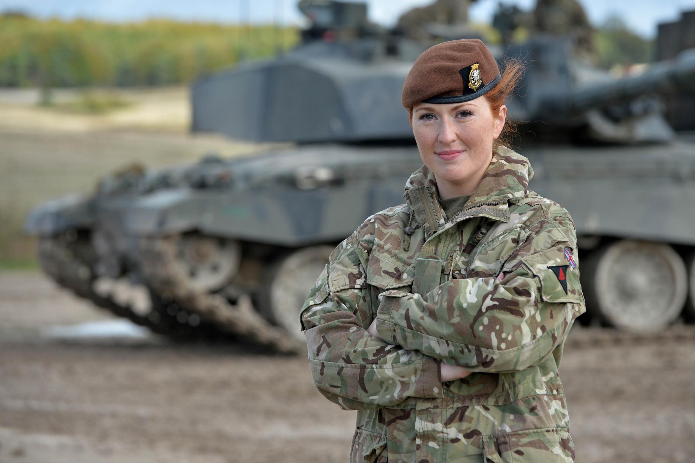 Армейская женщина. Женщины военные. Женщины военнослужащие. Женщина солдат. Российские женщины военнослужащие.