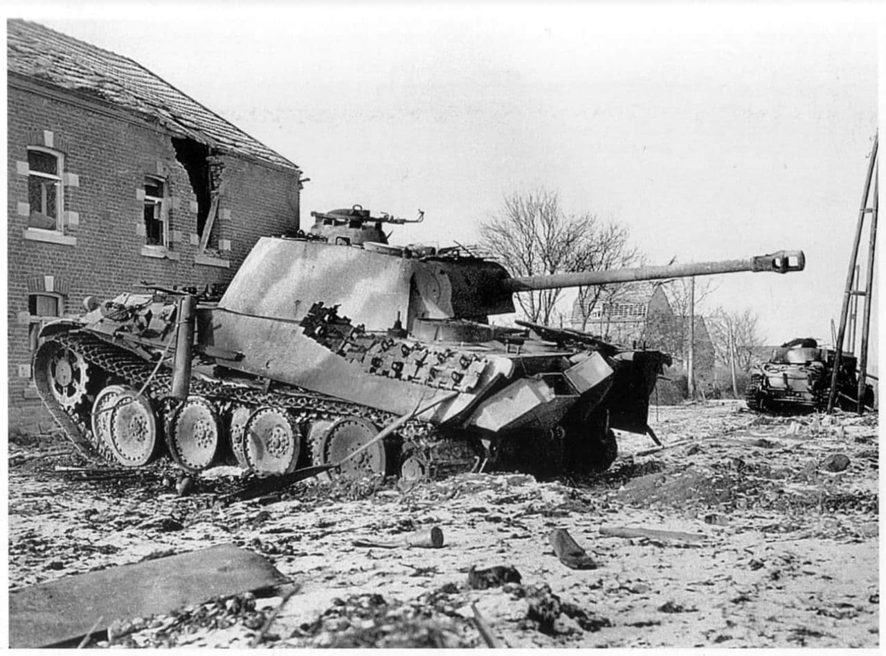 Подбитые немецкие танки. Немецкий танк пантера 2 мировой войны. Подбитый немецкий танк пантера. Танк пантера вермахта. Арденнская операция пантера.
