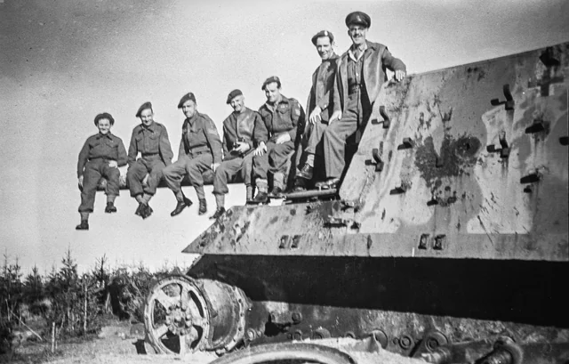 Jagdtiger, 3rd co, 512,  St Andreasberg, soldiers on barrel.jpeg