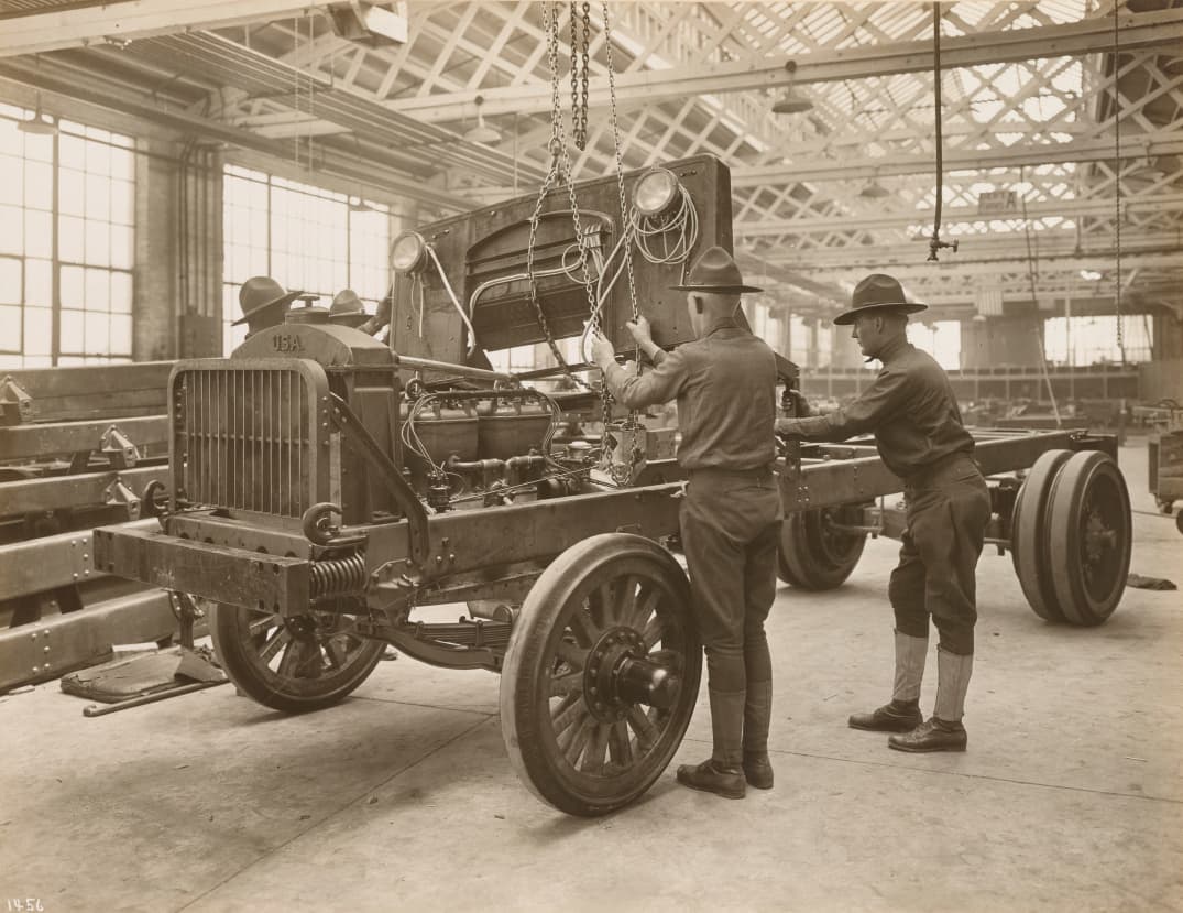 diamond-t-motor-car-co-chicago-il-soldiers-place-dash-on-frame-april-30-1918-e1531328588646