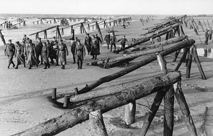 440px-Bundesarchiv_Bild_101I-719-0243-33,_Atlantikwall,_Inspektion_Erwin_Rommel_mit_Offizieren-1809370332