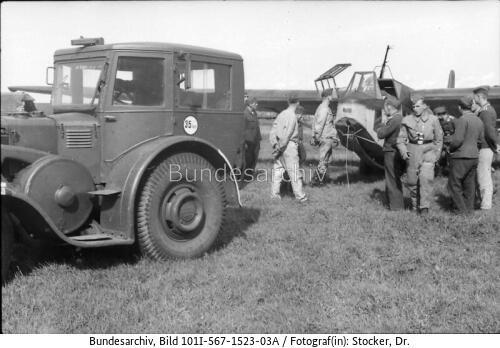 Bundesarchiv Bild 101I-567-1523-03A-Italien, Lanz Bulldog mit Lastensegler DFS 230-1943