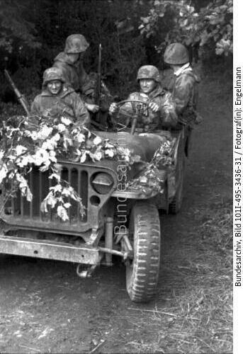 Frankreich, Soldaten vor Jeep-1944 Sommer-Bild 101I-495-3436-31t