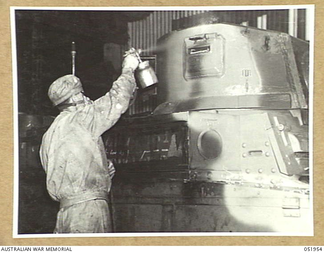 MELBOURNE, VIC. 1943-05-21. CORPORAL J. KELLY OF 2ND AUSTRALIAN ORDNANCE TANK DEPOT CAMOUFLAGE PATTERN STUART M3A1