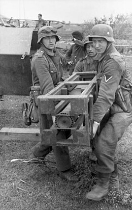 Bundesarchiv_Bild_101I-216-0417-05,_Russland,_schwerer_Wurfrahmen_an_Schützenpanzer