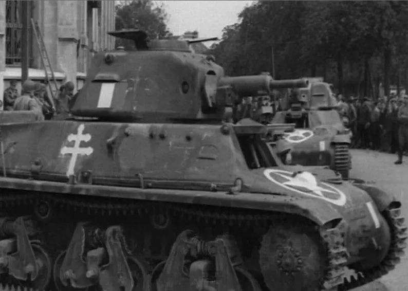 free-french-h-39-tanks-in-paris-aug-1944-pz.kpfw_.-38h-735-f-french-then-german-then-french-again