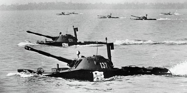 vysadka-tankov-morskoi-pehoty-pt-76-mvznaicv-1730320381.t